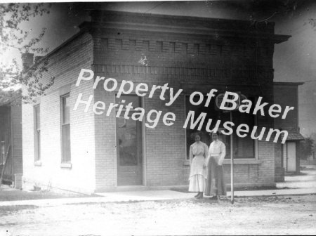 Malheur City, 2 ladies ca 1911