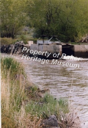 Powder River irrigation diversion dam